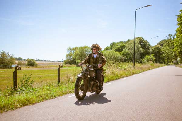 Motorrijder langs de Rijn richting Heveadrop